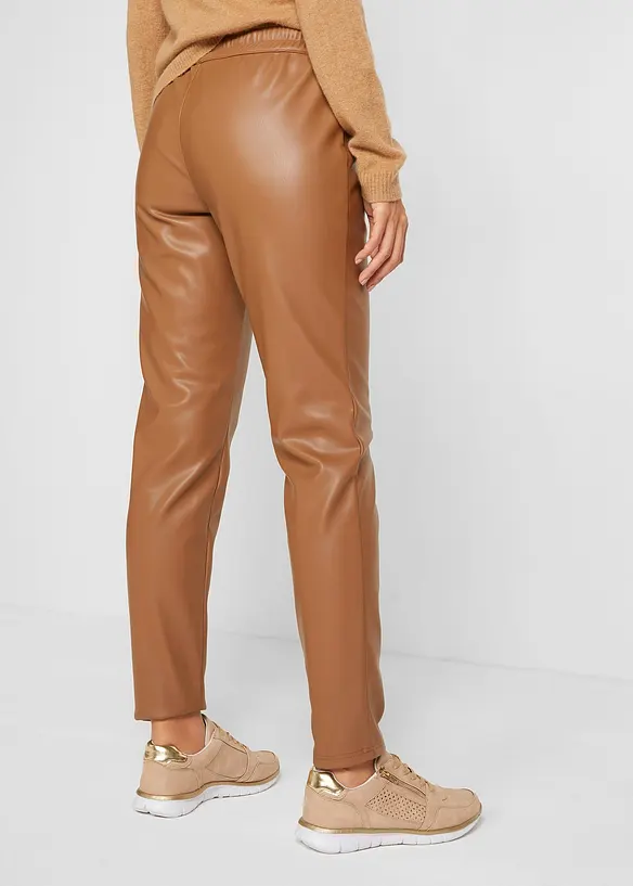 Lederimitat-Schlupfhose in braun von hinten - bonprix Lederimitat-Schlupfhose in braun von hinten - bonprix