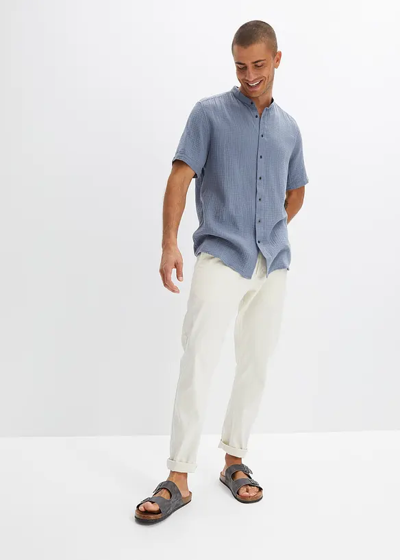 Kurzarmhemd aus Musselin in Regular Fit in blau von vorne (im Anschnitt) - bonprix