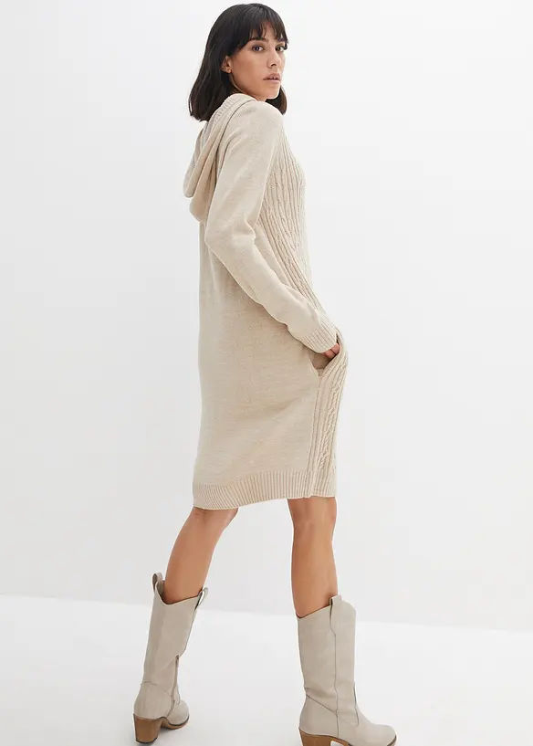 Kapuzen-Strickkleid mit Zopfmuster in beige von hinten (Totalaufnahme) - bonprix