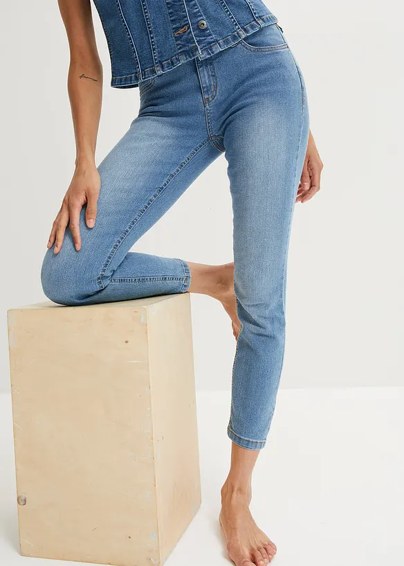 Slim Fit Jeans Mid Waist, cropped in blau von vorne - bonprix