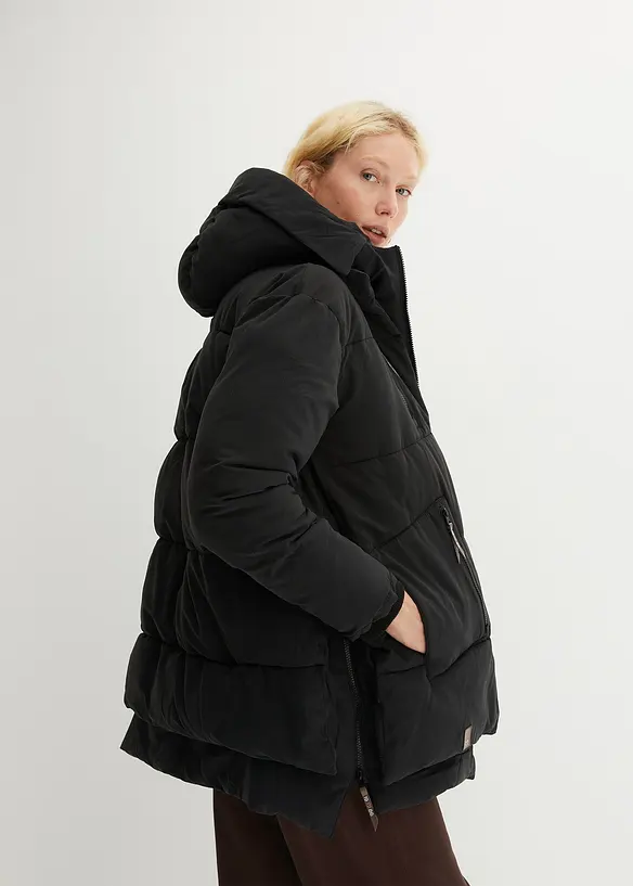 Oversize Winterjacke mit Kapuze in schwarz von vorne (im Anschnitt) - bonprix