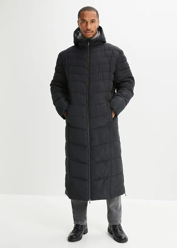 Langer Steppmantel mit Kapuze in schwarz von vorne (Totalaufnahme) - bonprix