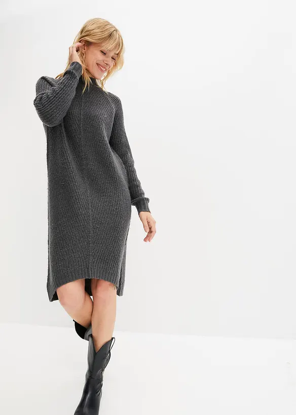 Strickkleid mit Vokuhila-Saum in grau von vorne (Totalaufnahme) - bonprix Strickkleid mit Vokuhila-Saum in grau von vorne (Totalaufnahme) - bonprix