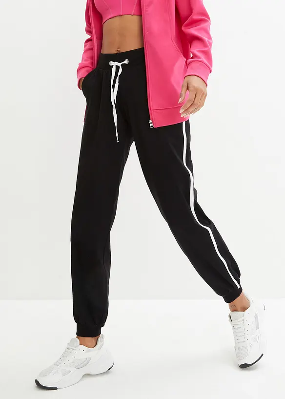 Jogginghose aus Baumwolle in schwarz von vorne - bonprix Jogginghose aus Baumwolle in schwarz von vorne - bonprix