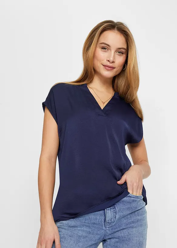 Lockere Satin-Kurzarmtunika mit überschnittenen Schultern in blau von vorne (im Anschnitt) - bonprix