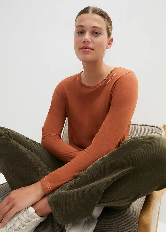 Langarmshirt mit Zierknöpfen in braun von vorne (im Anschnitt) - bonprix