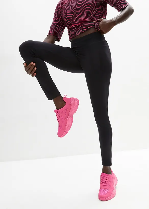 Ultrasofte Sport-Leggings mit seitlichen Taschen, knöchelfrei in schwarz von vorne - bonprix Ultrasofte Sport-Leggings mit seitlichen Taschen, knöchelfrei in schwarz von vorne - bonprix