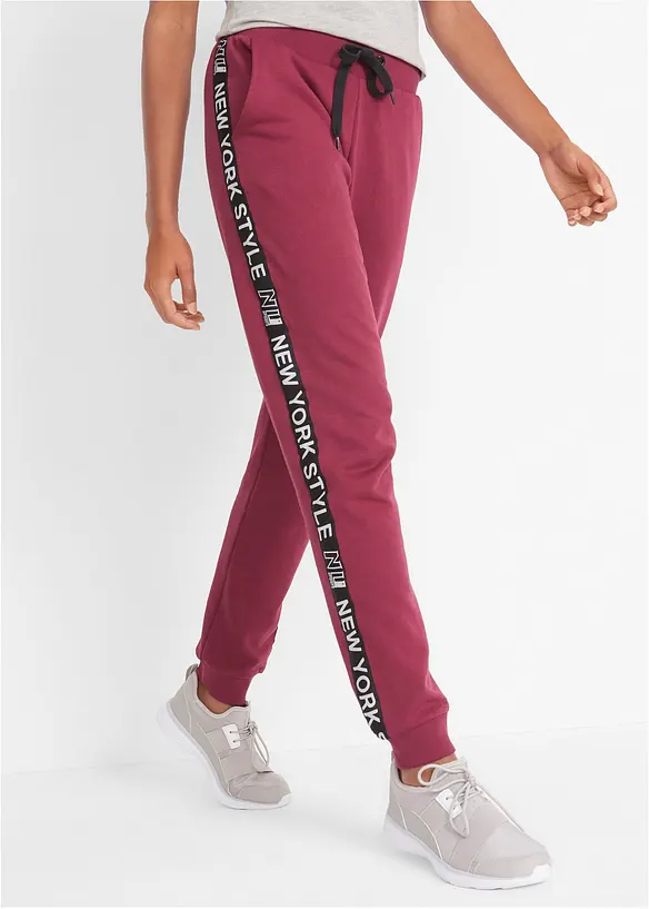 Sweathose mit Bündchen und Statement-Druck in rot von vorne - bonprix Sweathose mit Bündchen und Statement-Druck in rot von vorne - bonprix