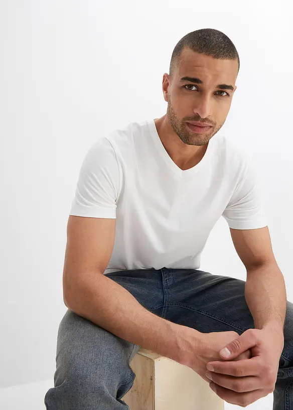 T-Shirt mit V-Ausschnitt (3er Pack) in weiß von vorne (im Anschnitt) - bonprix