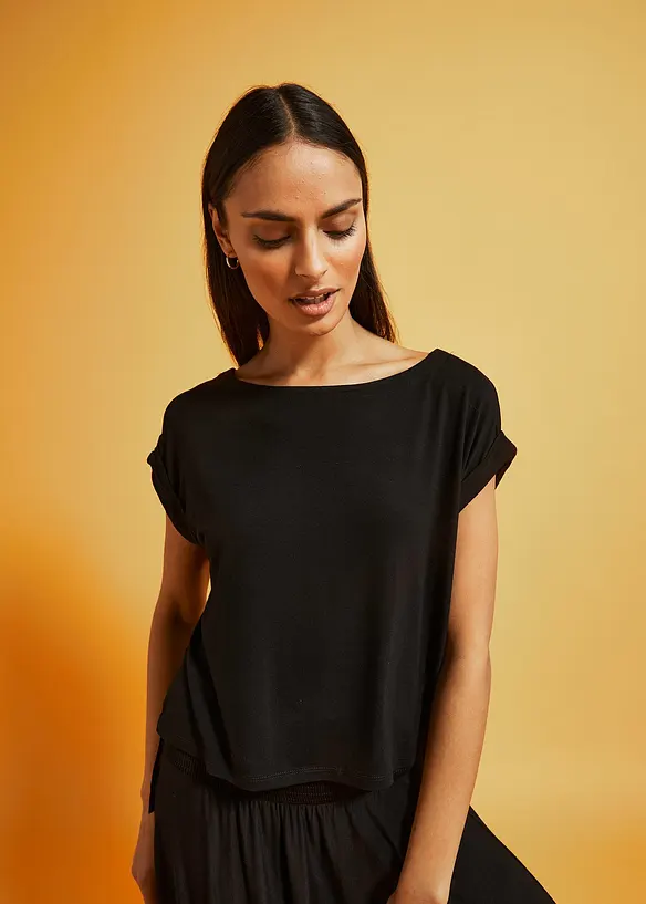 Oversize-Shirt aus fließender Viskose in schwarz von vorne (im Anschnitt) - bonprix