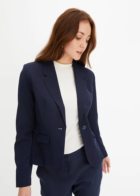 Kurzblazer mit Pattentaschen in blau von vorne (im Anschnitt) - bonprix Kurzblazer mit Pattentaschen in blau von vorne (im Anschnitt) - bonprix