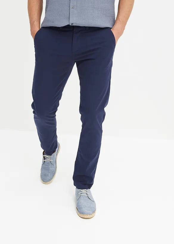 Regular Fit Chinohose aus leichter Papertouch-Qualität, Straight in blau von vorne - bonprix
