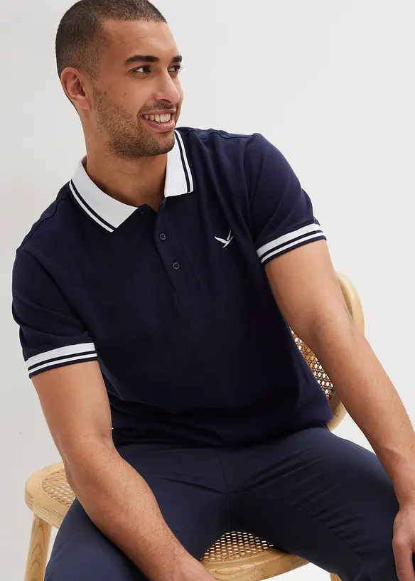 Poloshirt aus robustem Piqué in blau von vorne (im Anschnitt) - bonprix