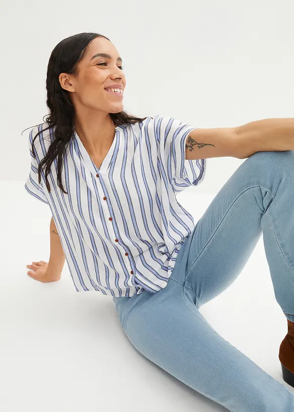 Crinkle Bluse aus fließender Viskose in blau von vorne (im Anschnitt) - bonprix Crinkle Bluse aus fließender Viskose in blau von vorne (im Anschnitt) - bonprix