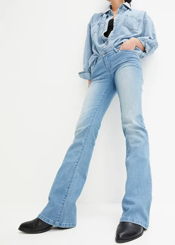Bootcut-Jeans in blau von vorne - bonprix