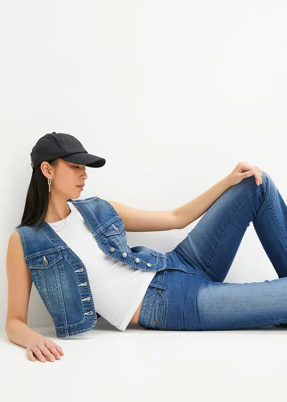 Jeansweste mit Stretch in blau von vorne (im Anschnitt) - bonprix