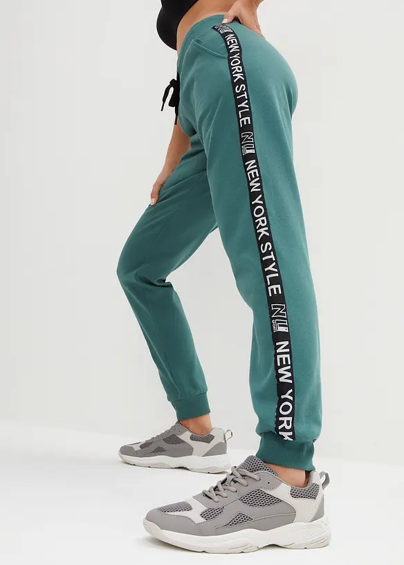 Sweathose mit Bündchen und Statement-Druck in grün von vorne - bonprix Sweathose mit Bündchen und Statement-Druck in grün von vorne - bonprix