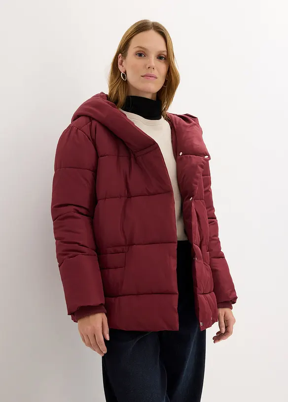 Wattierte Steppjacke mit Kapuze aus recyceltem Polyester in rot von vorne (im Anschnitt) - bonprix