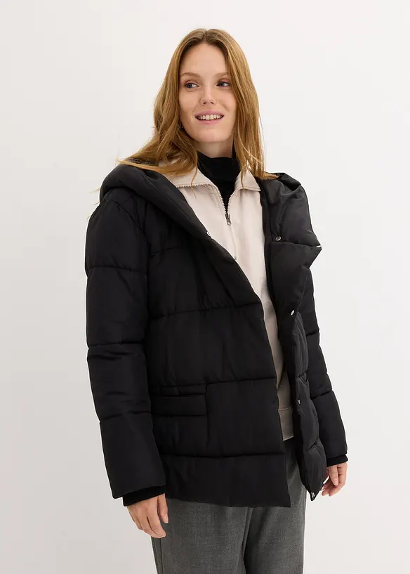 Wattierte Steppjacke mit Kapuze aus recyceltem Polyester in schwarz von vorne (im Anschnitt) - bonprix