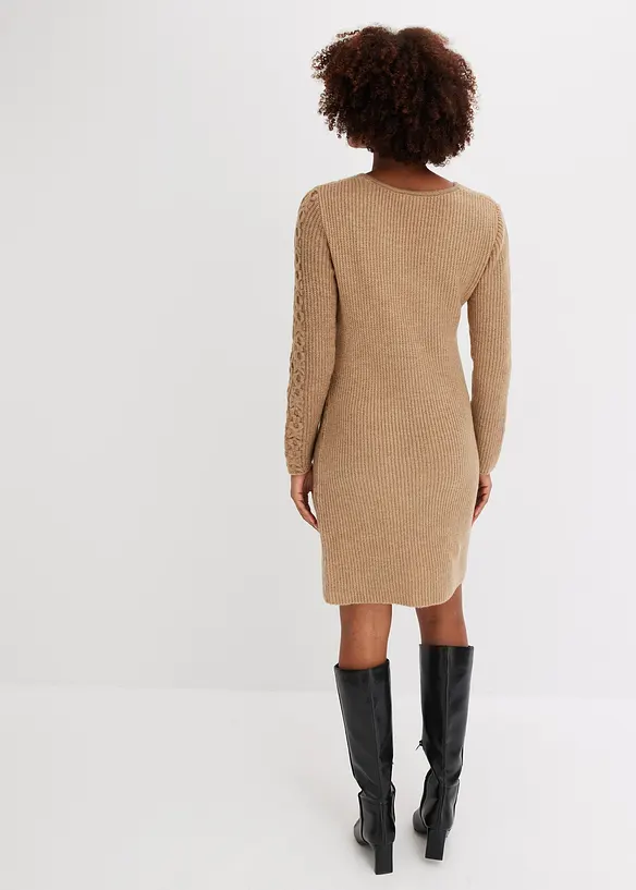 Strickkleid mit V-Ausschnitt in braun von hinten (Totalaufnahme) - bonprix