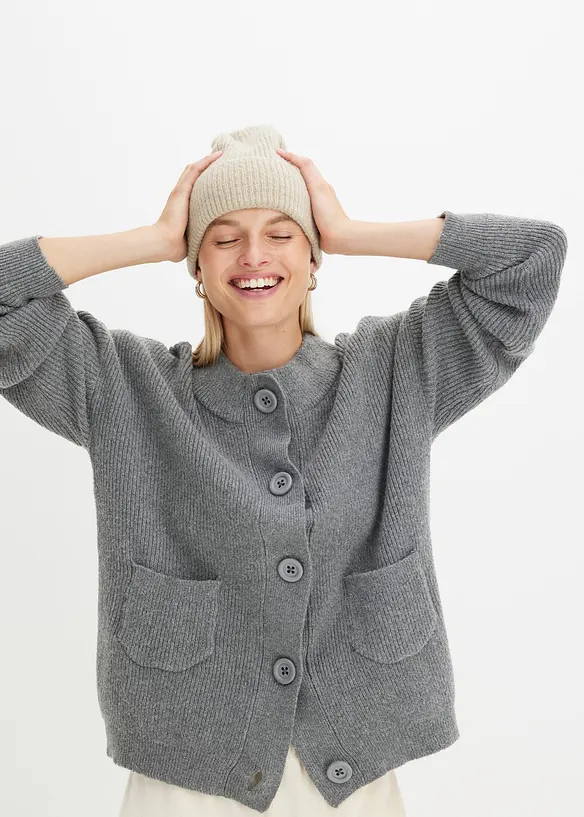 Oversize-Strickjacke in grau von vorne (im Anschnitt) - bonprix