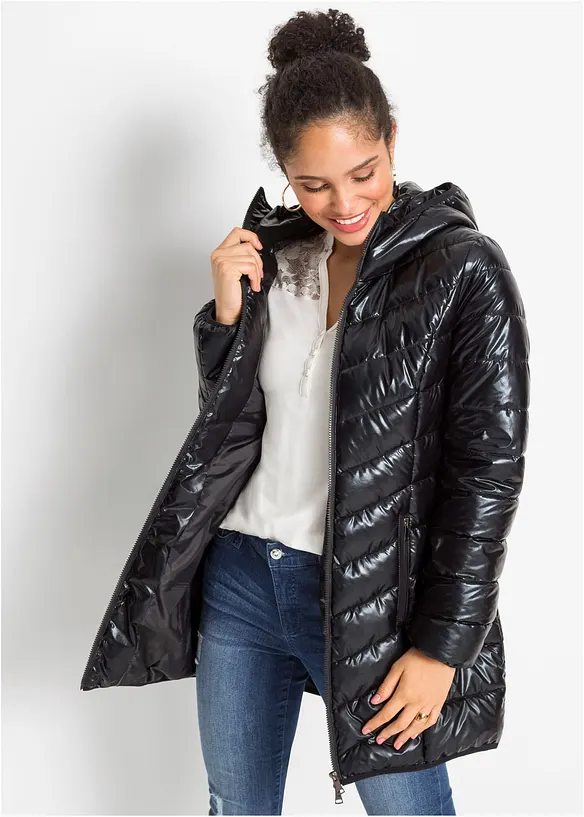 Steppjacke in Metallic-Optik in schwarz von vorne (im Anschnitt) - bonprix