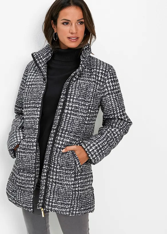 Long-Steppjacke in schwarz von vorne (im Anschnitt) - bonprix
