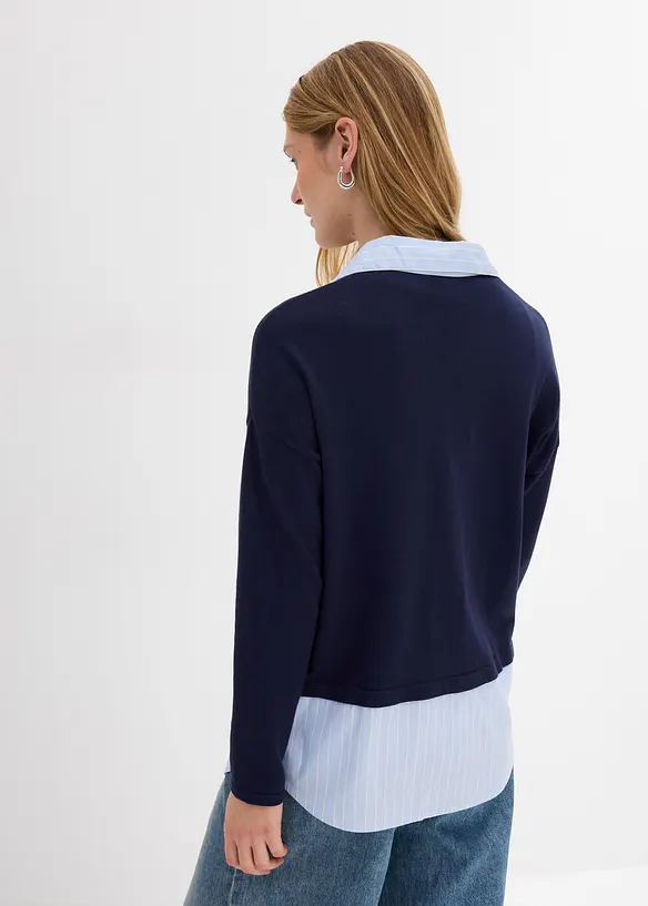 Feinstrickpullover mit Bluseneinsatz in blau von hinten (im Anschnitt) - bonprix Feinstrickpullover mit Bluseneinsatz in blau von hinten (im Anschnitt) - bonprix