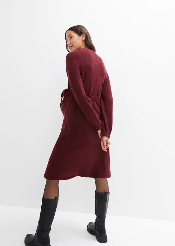 Umstandskleid aus flauschigem Strick in rot von hinten (Totalaufnahme) - bonprix
