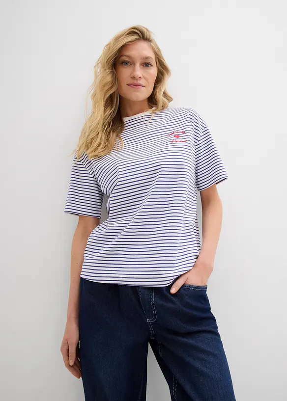 Gestreiftes T-Shirt mit Stickerei in blau von vorne (im Anschnitt) - bonprix