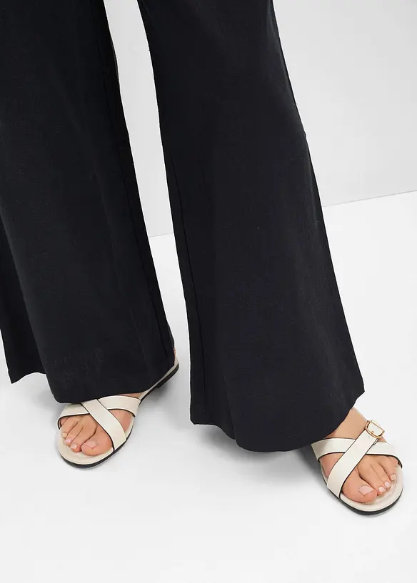 Pantoletten mit dekorativer Schnalle in beige - bonprix