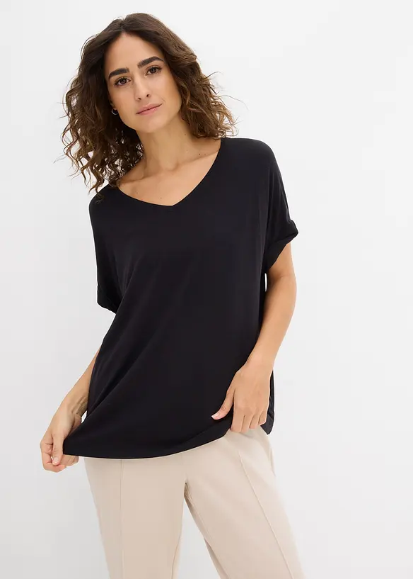 Shirt aus fließendem Viskose-Mix in schwarz von vorne (im Anschnitt) - bonprix