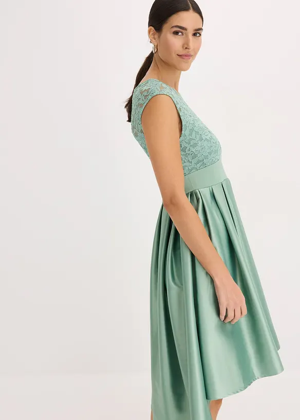 Vokuhila-Kleid aus glänzendem Satin mit Spitze in grün im Look (Totalaufnahme) - bonprix