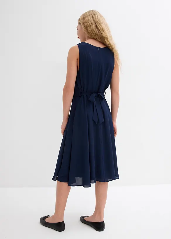 Kleid mit Blumen-Applikation in blau von hinten (Totalaufnahme) - bonprix