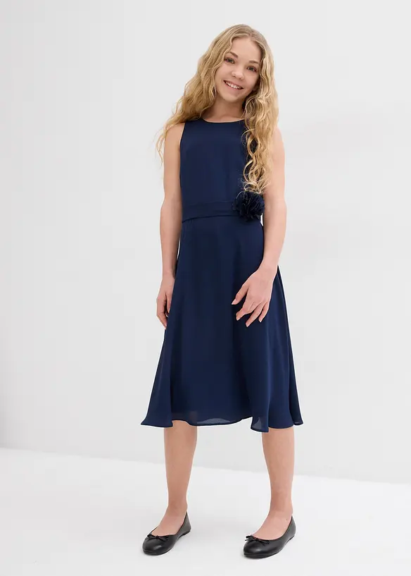 Kleid mit Blumen-Applikation in blau von vorne (Totalaufnahme) - bonprix