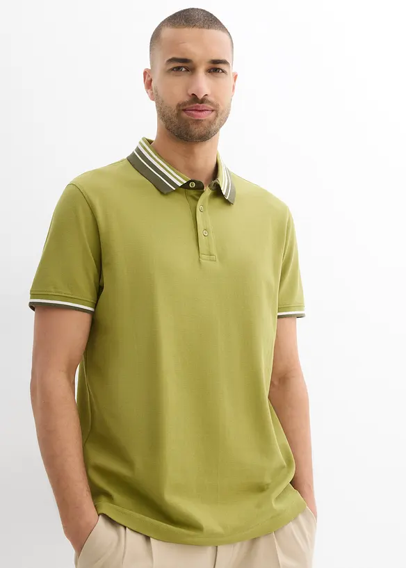 Poloshirt aus robustem Piqué in grün von vorne (im Anschnitt) - bonprix
