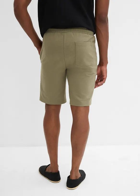 Sweat-Bermuda mit Reißverschlusstaschen in Regular Fit in grün von hinten - bonprix