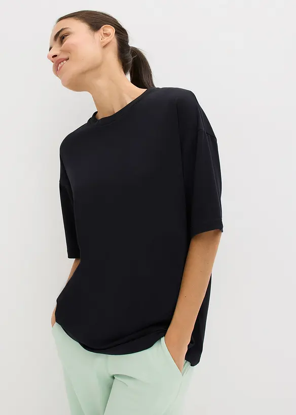 Oversized Sport-Shirt mit Baumwolle, schnelltrocknend in schwarz von vorne (im Anschnitt) - bonprix