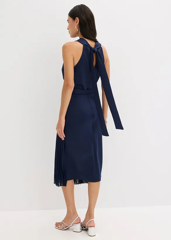 Midikleid in Wickel-Optik mit Plissee-Einsatz in blau von hinten (Totalaufnahme) - bonprix