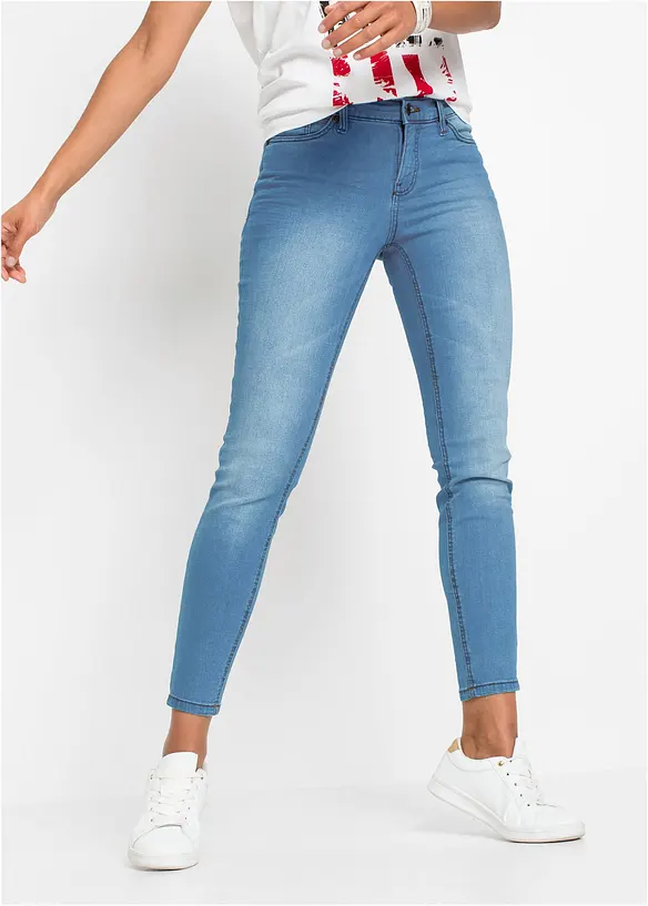Skinny-Jeans, Mid Waist, cropped in blau von vorne - bonprix
