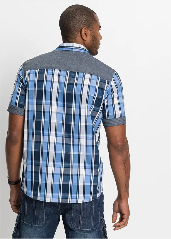 Kurzarmhemd mit Denim-Besatz in blau von hinten (im Anschnitt) - bonprix