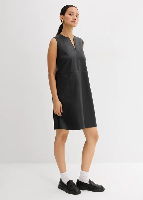 Lederimitat-Kleid in schwarz von vorne (Totalaufnahme) - bonprix
