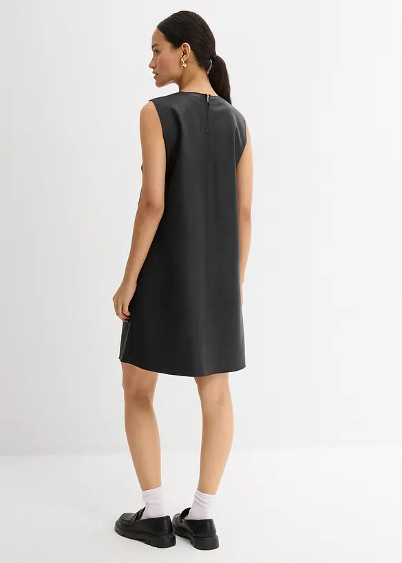 Lederimitat-Kleid in schwarz von hinten (Totalaufnahme) - bonprix