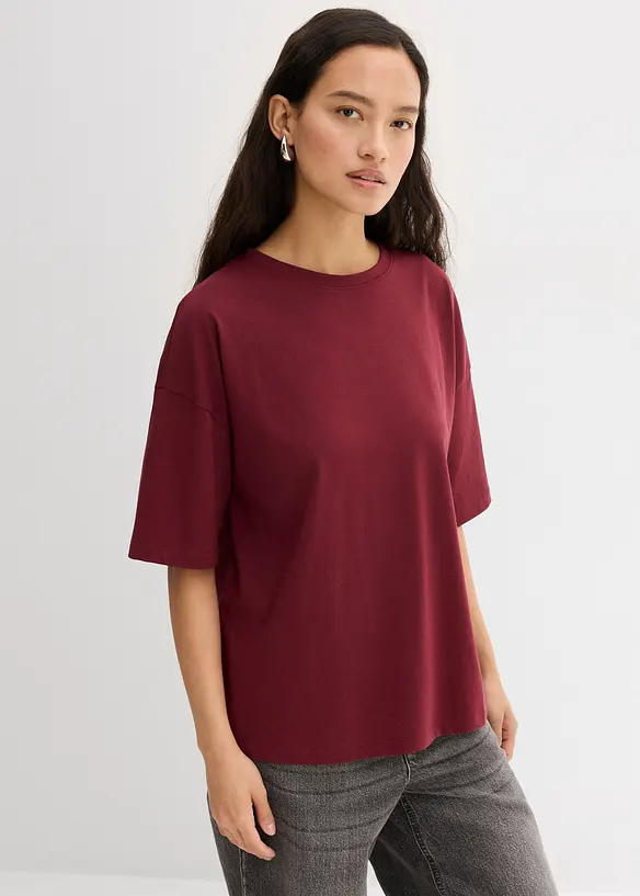 Oversized T-Shirt in rot von vorne (im Anschnitt) - bonprix