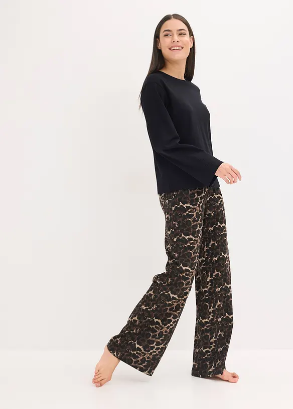 Pyjama mit Rippshirt und weiter Hose in schwarz im Look von vorne (Totalaufnahme) - bonprix
