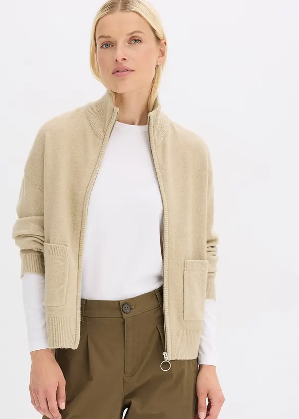 Strickjacke mit Reißverschluss in beige von vorne (im Anschnitt) - bonprix Strickjacke mit Reißverschluss in beige von vorne (im Anschnitt) - bonprix