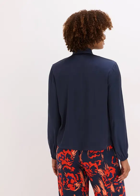 Schluppenbluse aus fließendem Satin in blau von hinten (im Anschnitt) - bonprix