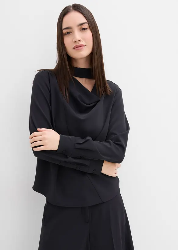 Leicht glänzendes Blusenshirt in schwarz von vorne (im Anschnitt) - bonprix