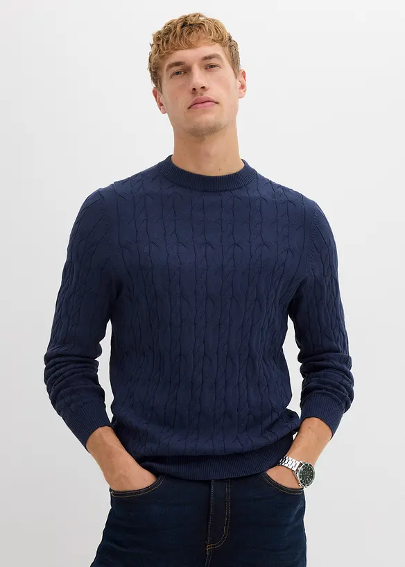 Feinstrickpullover mit Zopfmuster in blau von vorne (im Anschnitt) - bonprix