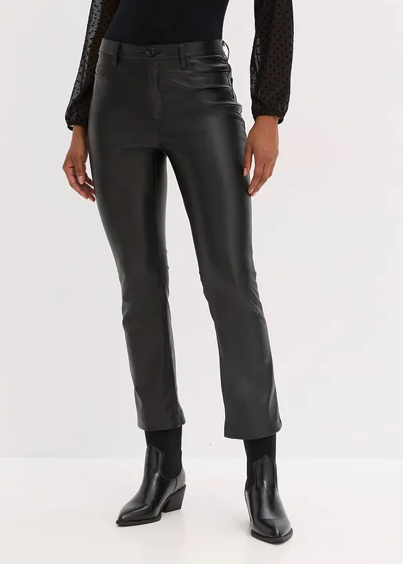 Lederimitat-Hose mit ausgestelltem Bein in schwarz von vorne - bonprix